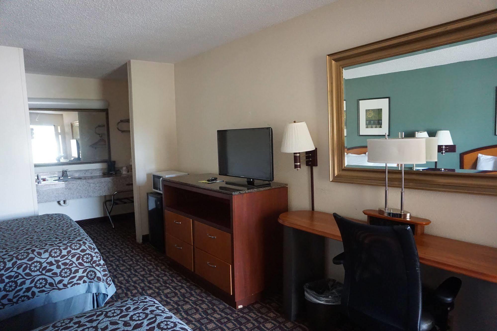 Days Inn By Wyndham Augusta Wheeler Road Eksteriør billede